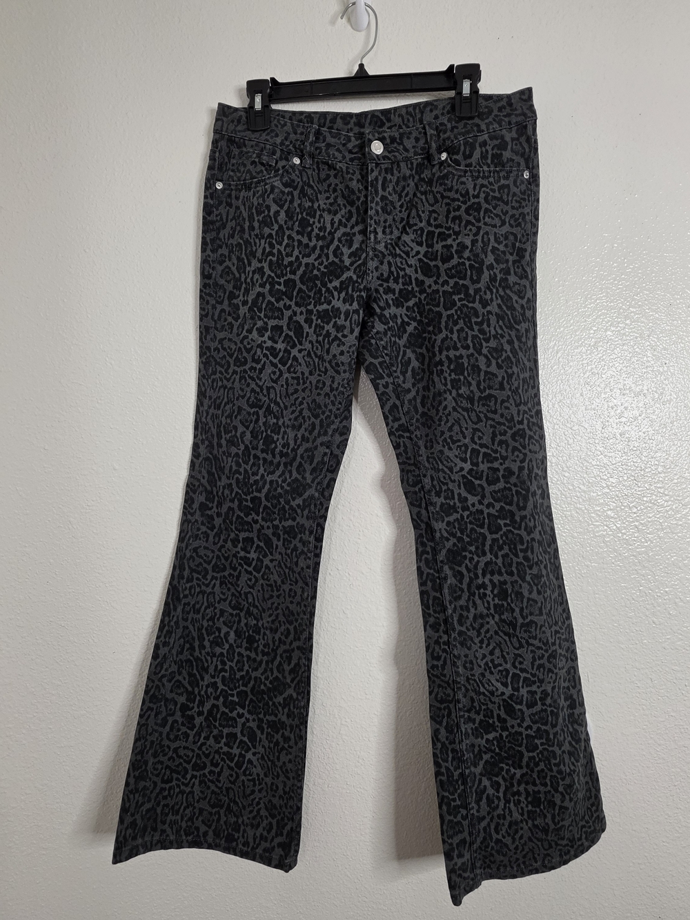 DIVIDED H&M Leopard Print Flare Jeans Womens Size 8 Low Rise Gray Black Stretch